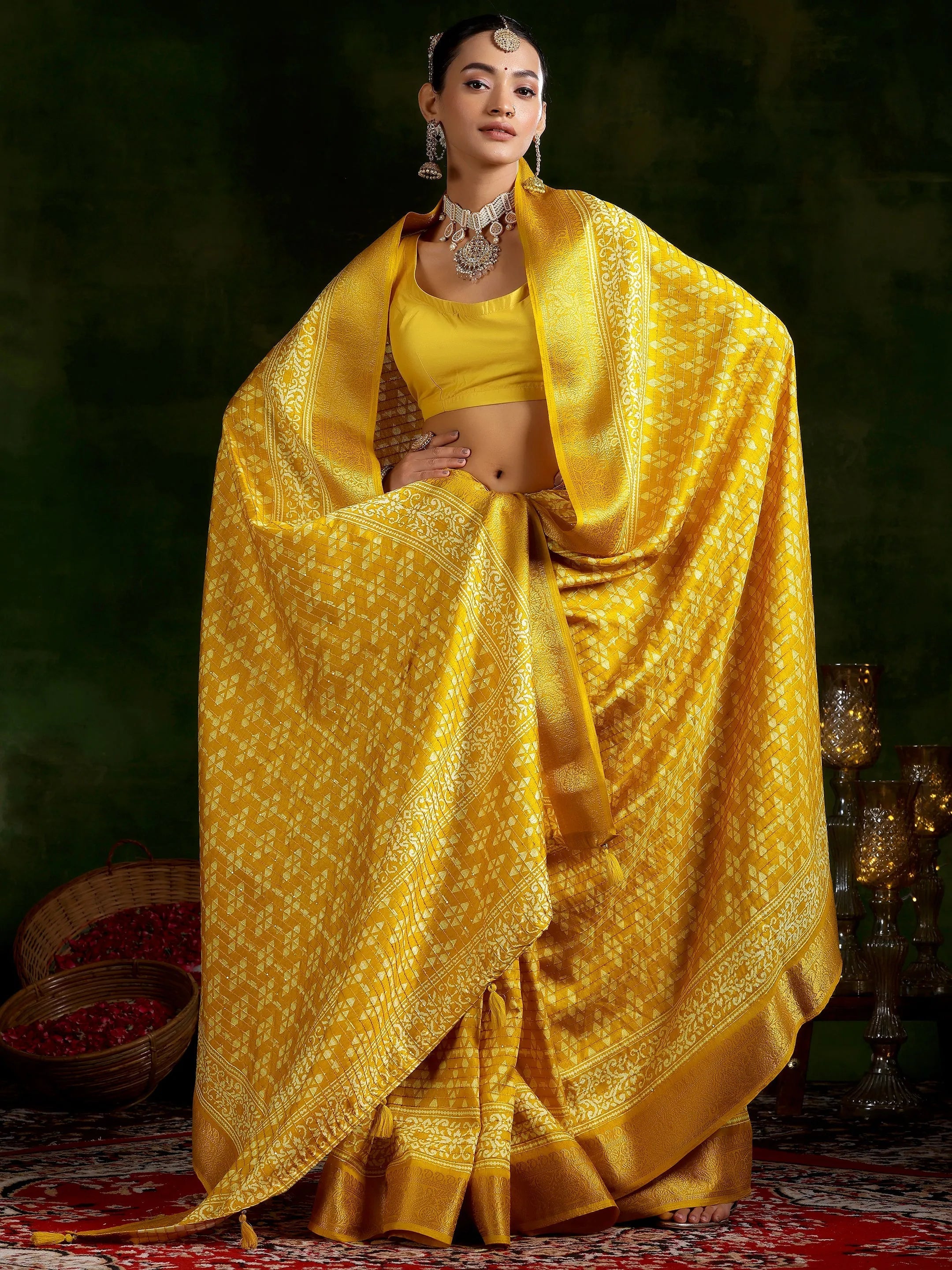 Mustard Printed Silk Blend Saree With Unstitched Blouse Piece