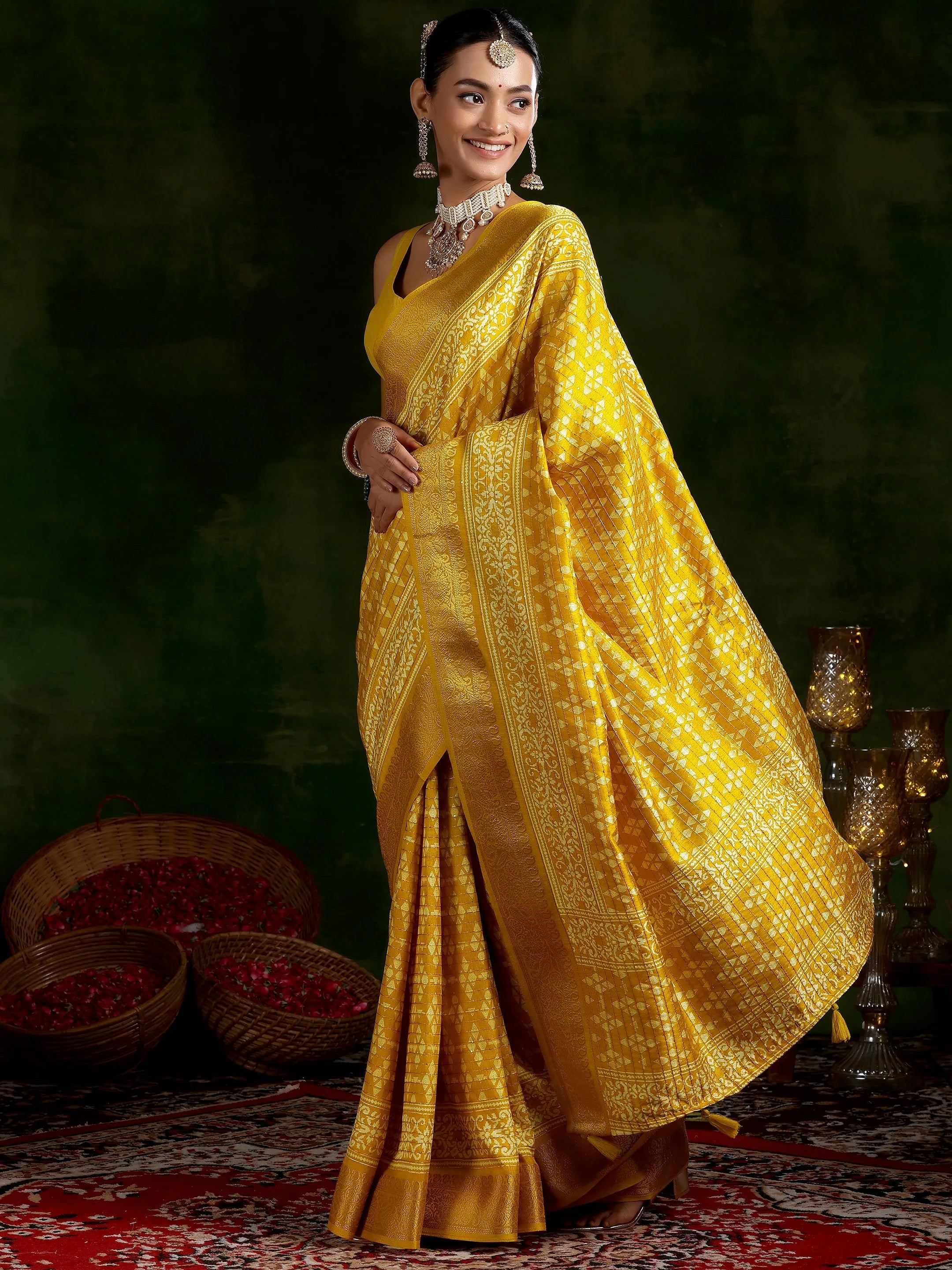 Mustard Printed Silk Blend Saree With Unstitched Blouse Piece