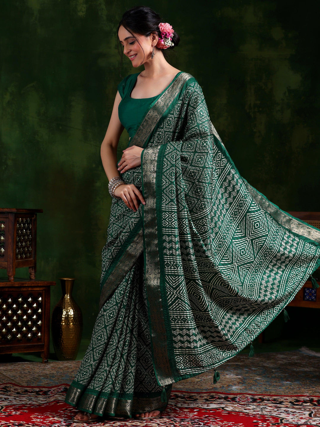 Green Printed Silk Blend Saree With Unstitched Blouse Piece - Libas