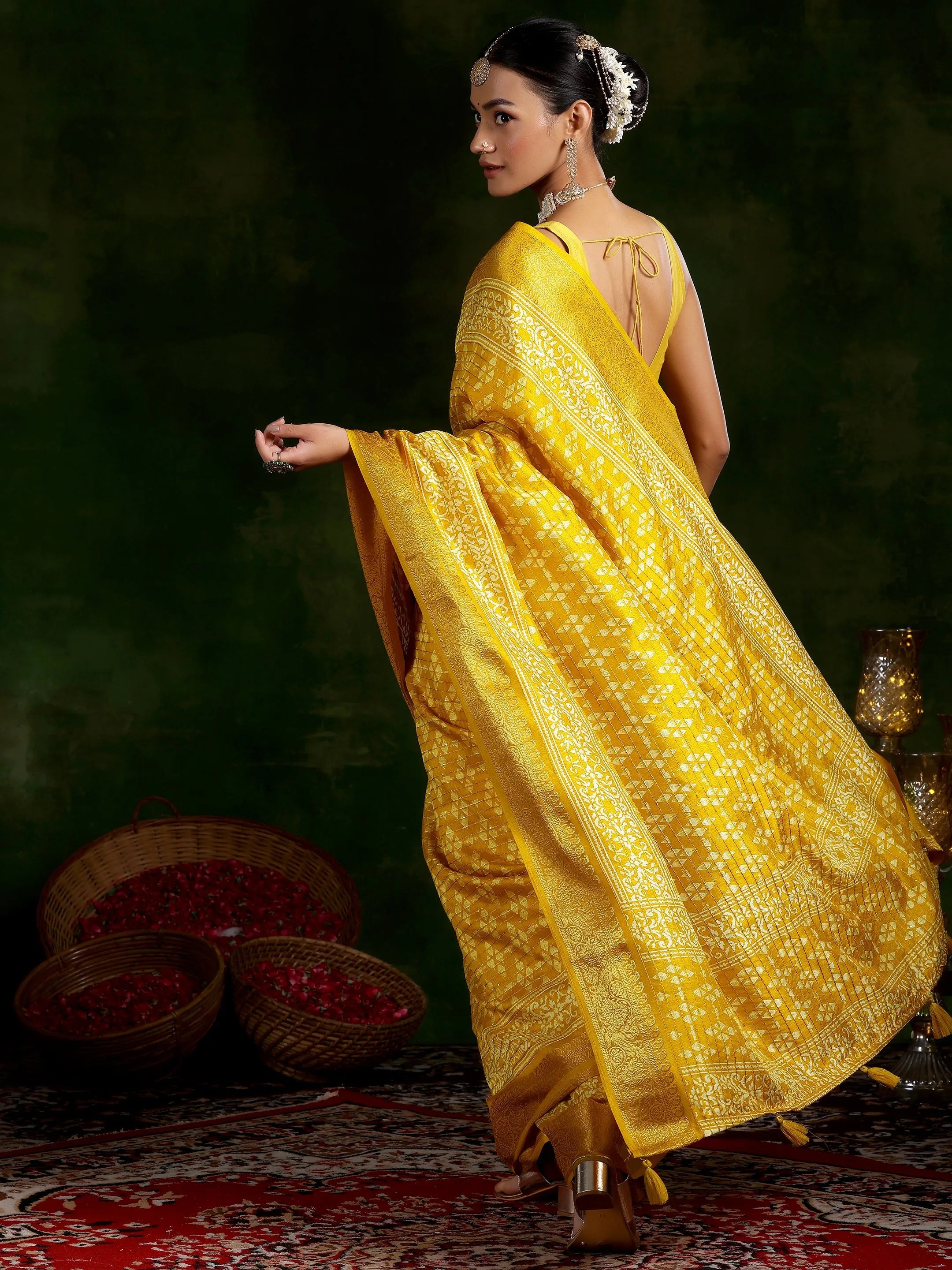 Mustard Printed Silk Blend Saree With Unstitched Blouse Piece