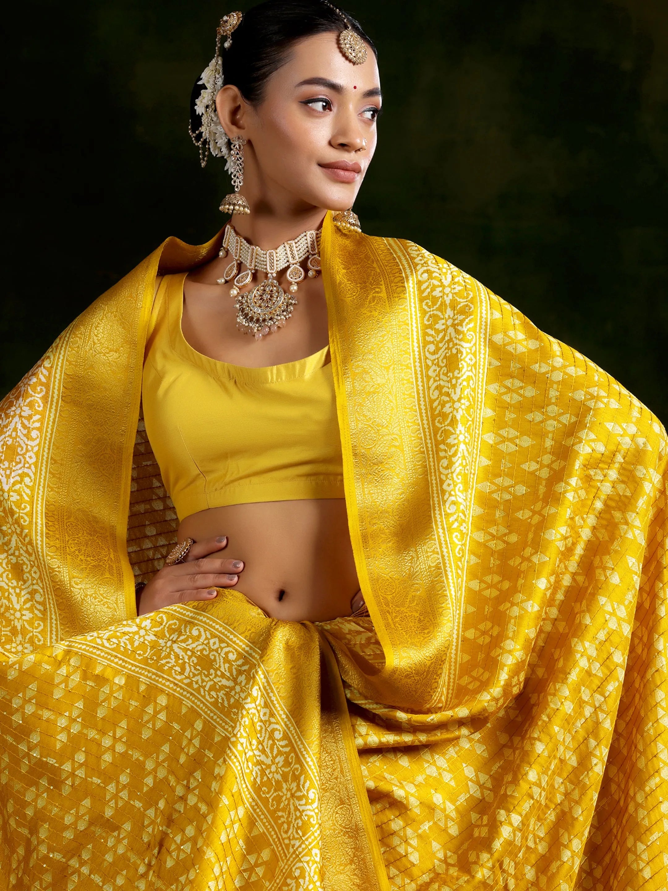 Mustard Printed Silk Blend Saree With Unstitched Blouse Piece