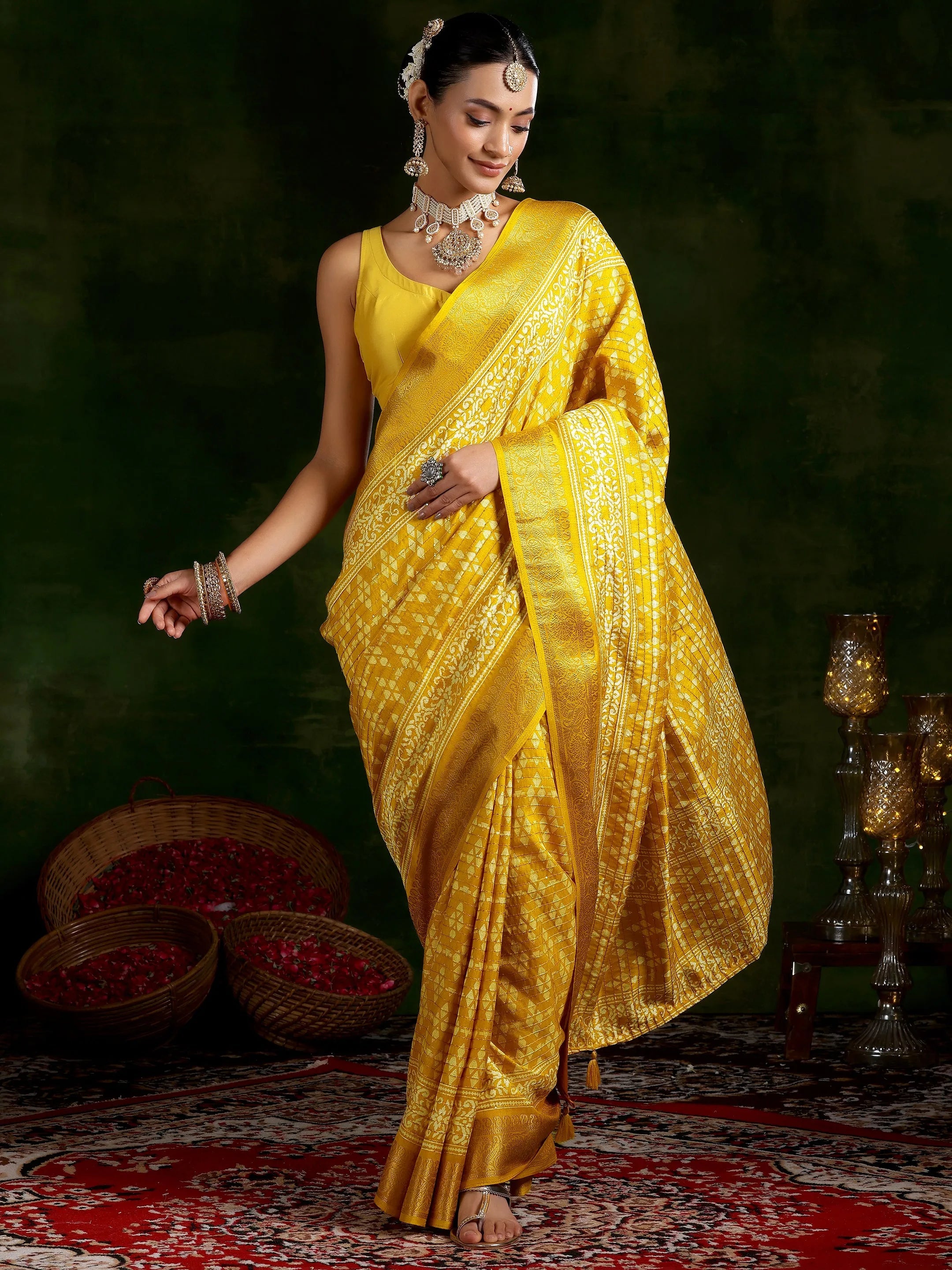 Mustard Printed Silk Blend Saree With Unstitched Blouse Piece