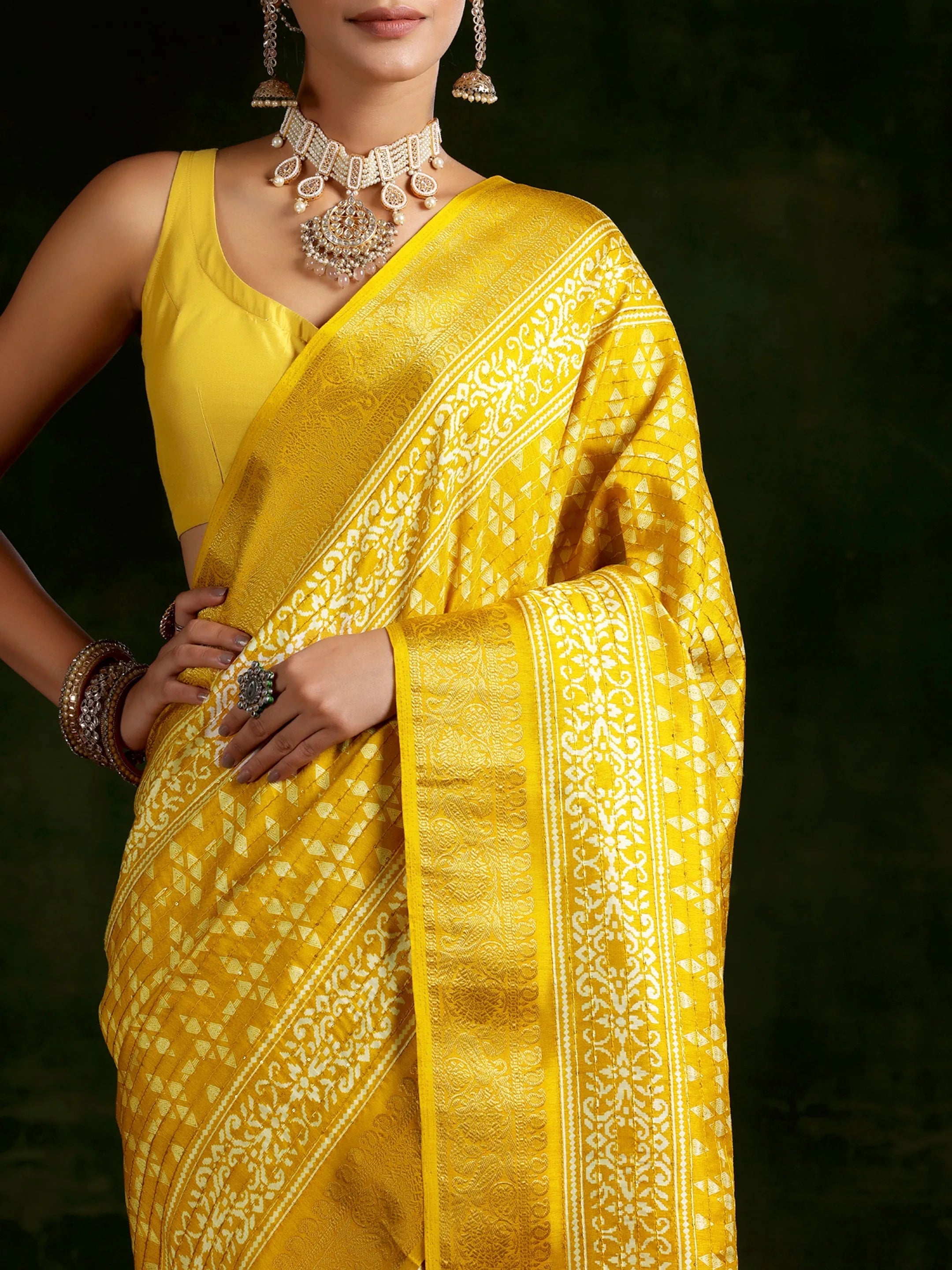 Mustard Printed Silk Blend Saree With Unstitched Blouse Piece