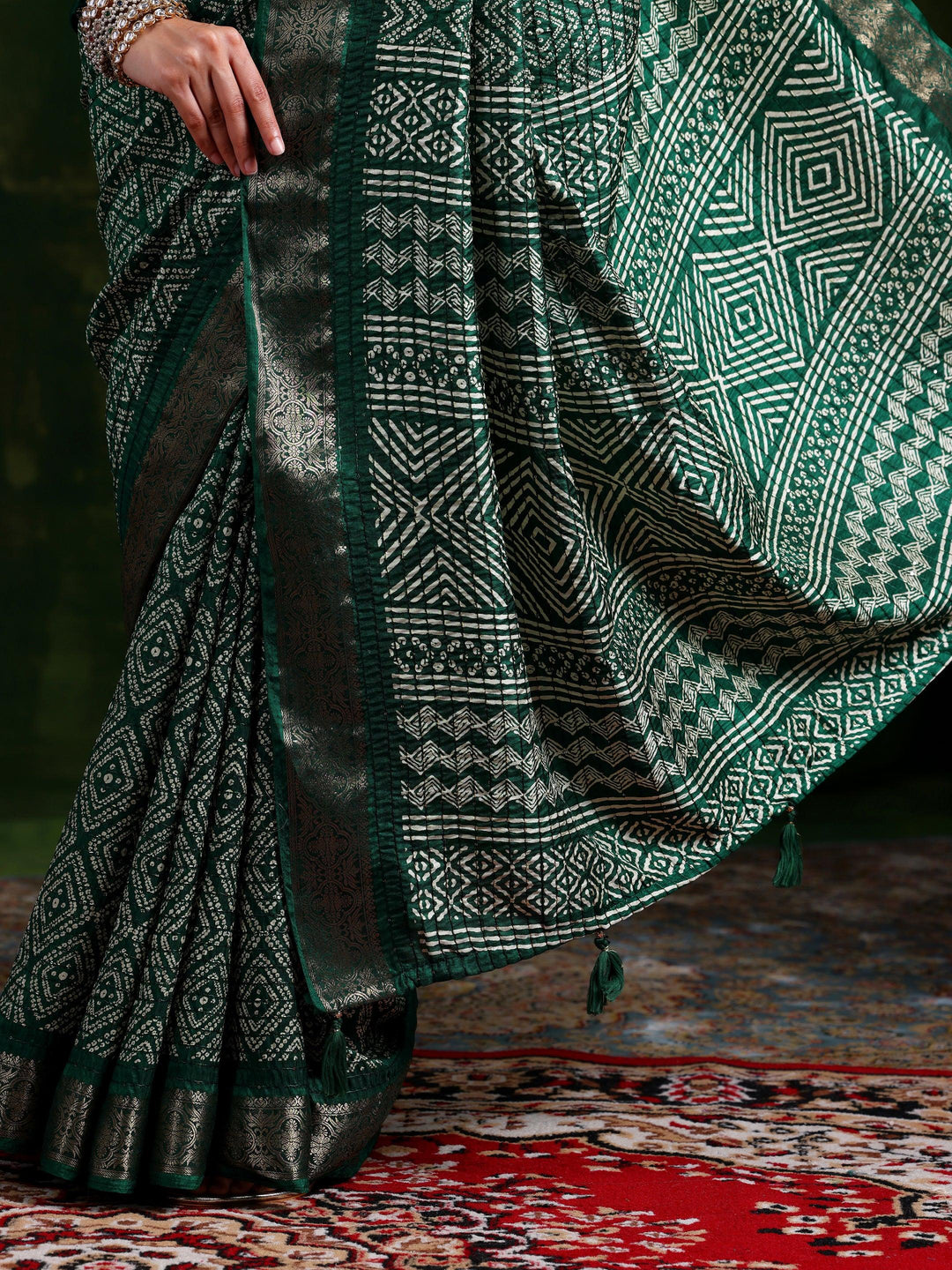 Green Printed Silk Blend Saree With Unstitched Blouse Piece - Libas