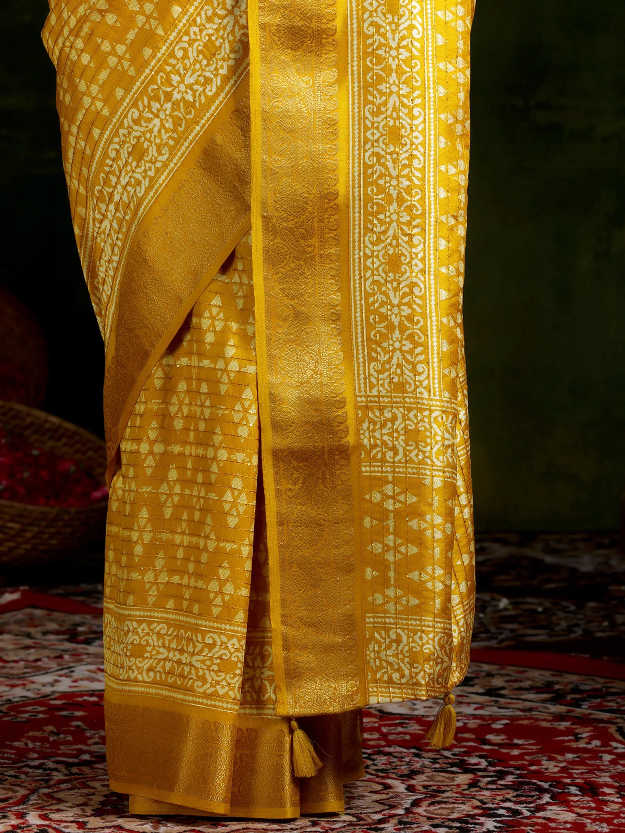 Mustard Printed Silk Blend Saree With Unstitched Blouse Piece